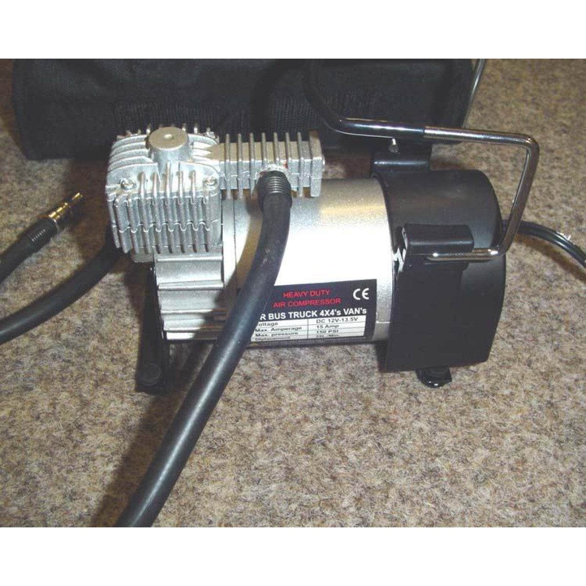 Auton ilmakompressori 12V 10 bar 61566 kotelossa