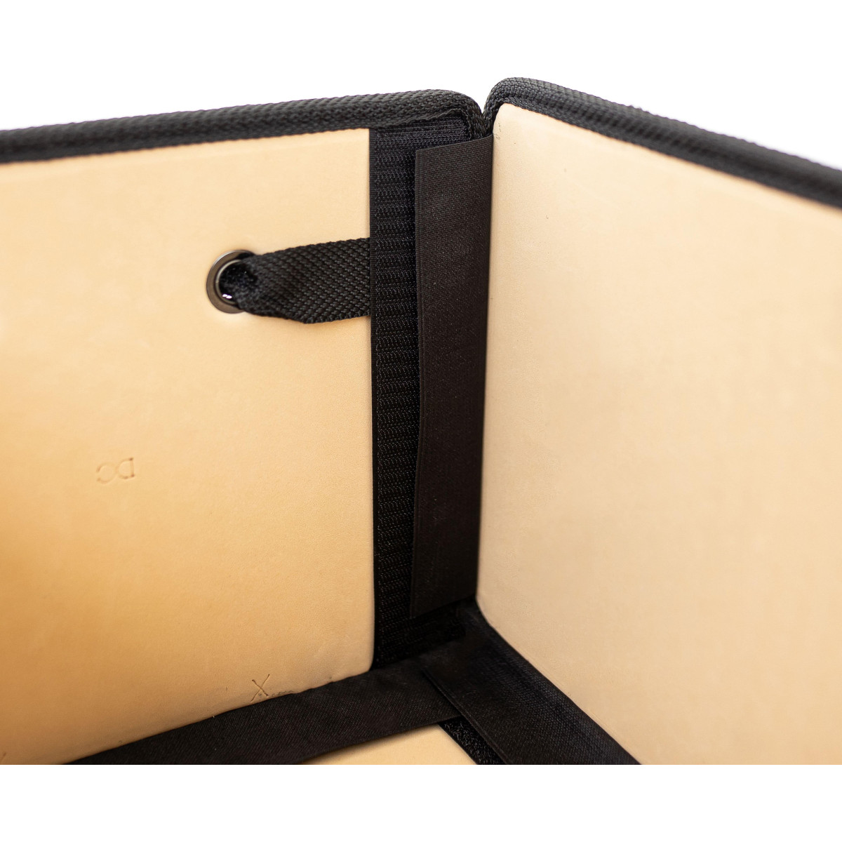 EVAtech tavaratilan järjestäjä LightBox 33x50x25 cm - hiekanvärinen / mustat reunat EVAtech tavaratilan järjestäjä LightBox 33x50x25 cm - hiekanvärinen / mustat reunat