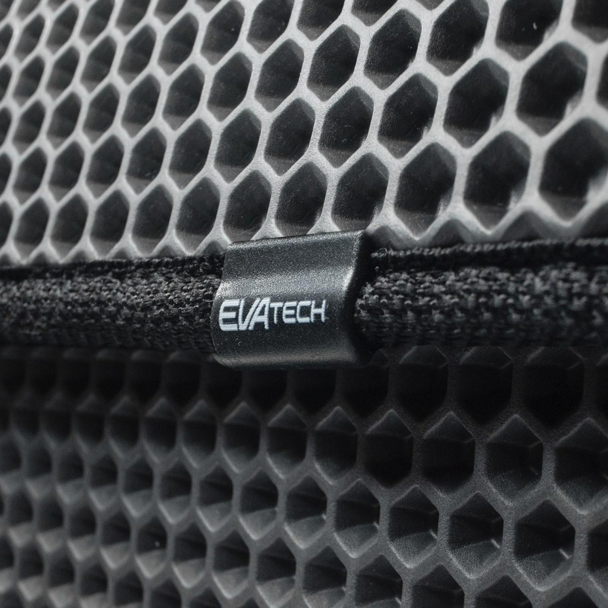 EVAtech tavaratilan järjestäjä PRO XL 32x100x30 cm - musta / mustat reunat EVAtech tavaratilan järjestäjä PRO XL 32x100x30 cm - musta / mustat reunat