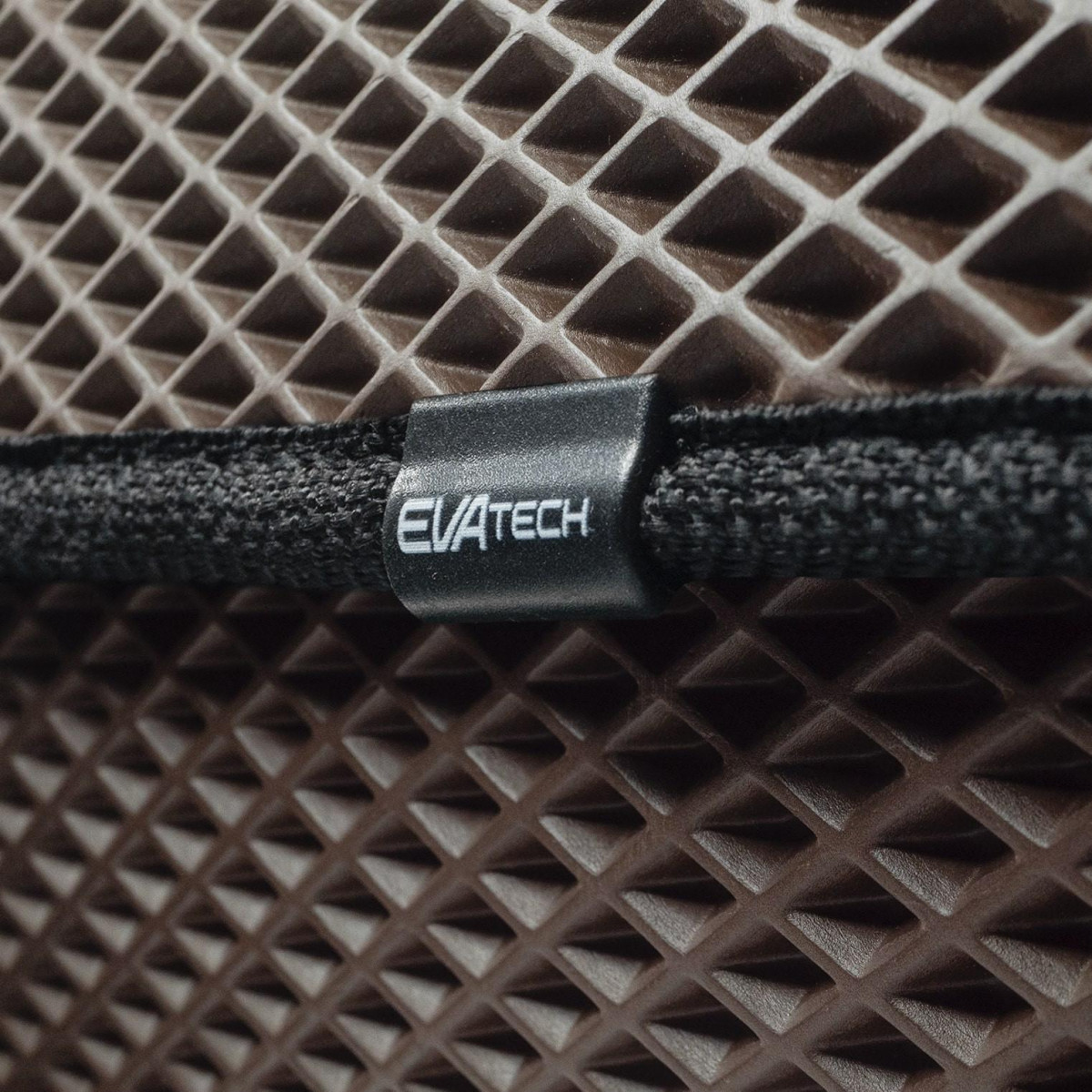 EVAtech tavaratilan järjestäjä PRO XL 32x100x30 cm - musta / punaiset reunat EVAtech tavaratilan järjestäjä PRO XL 32x100x30 cm - musta / punaiset reunat