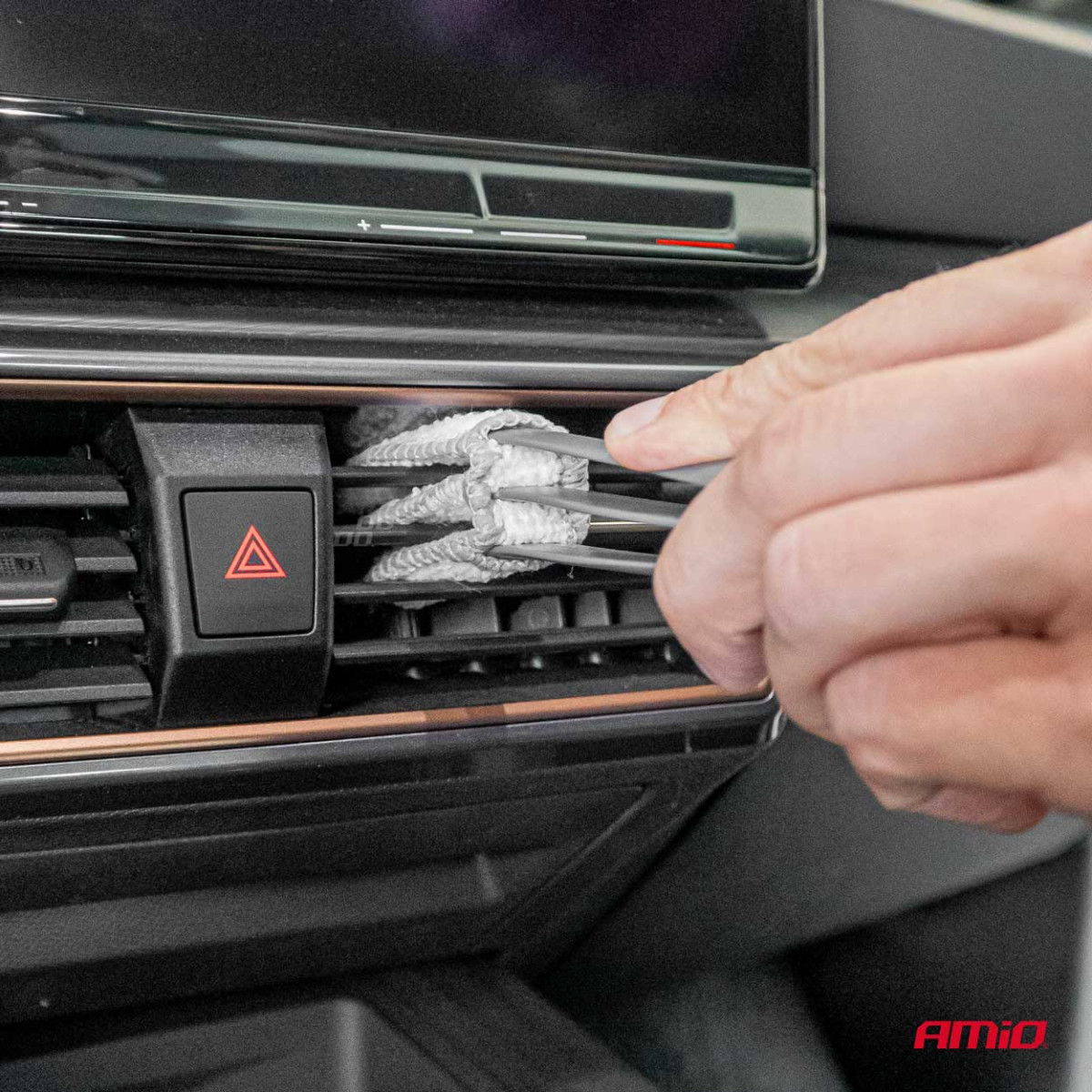 Harja tuuletusritilöiden puhdistukseen AMIO-02607