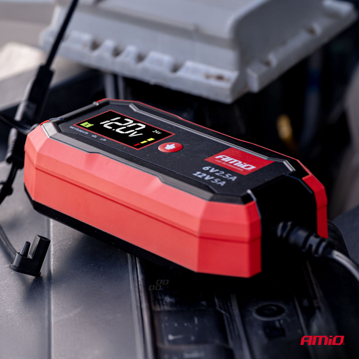 Digitaalinen akkulaturi AGM/GEEL/STD/LiFePO4 5A 6/12V PRO AMIO-04527