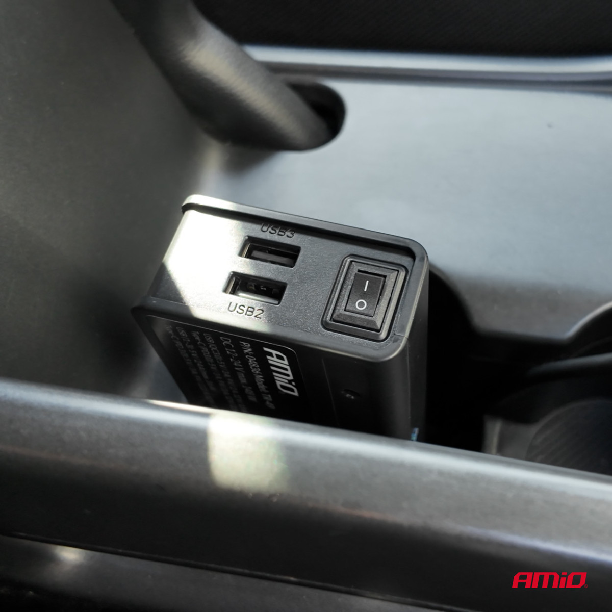 Pistorasian jakaja 12/24V, jossa 3x USB-A, USB-C, QC3.0, PD3.0 148W AMIO-04836